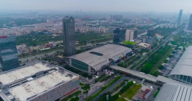 Çin İthalat ve İhracat Fuarı manzarası, genel plan. Pazhou Sergi Kompleksi üzerinde uçuş. Uluslararası Canton Fuarı. Hava görüntüsü. Pazhou Sergi Kompleksi
