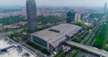 Çin İthalat ve İhracat Fuarı manzarası, genel plan. Pazhou Sergi Kompleksi üzerinde uçuş. Uluslararası Canton Fuarı. Hava görüntüsü. Pazhou Sergi Kompleksi