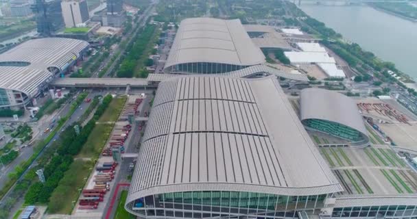 Gran centro de exposiciones Pazhou cerca del río, vista aérea panorámica. Vuelo sobre el complejo de exposiciones de Pazhou — Vídeos de Stock