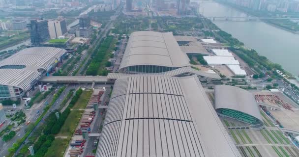 Gran centro de exposiciones Pazhou cerca del río, vista aérea panorámica. Vuelo sobre el complejo de exposiciones de Pazhou — Vídeos de Stock