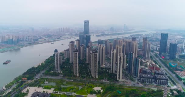 乘坐无人驾驶飞机在中国最大城市广州上空飞行，飞越靠近河流的高楼 — 图库视频影像