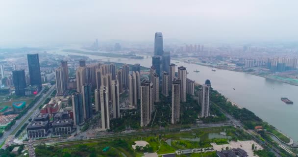 Gyönyörű panorámás kilátás nyílik Guacnzhou a levegőből, repül az épületek és az út felett. Repül a Guangzhou folyó felett a háttérben — Stock videók