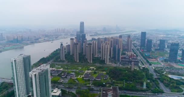 乘坐无人驾驶飞机在中国最大城市广州上空飞行，飞越靠近河流的高楼 — 图库视频影像