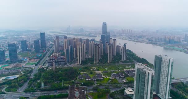 Schöner Panoramablick auf Guacnzhou aus der Luft, über Gebäude und die Straße. Im Hintergrund fliegt man über den Guangzhou-Fluss — Stockvideo