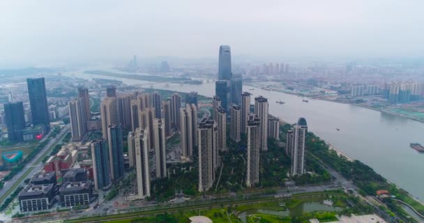 Schöner Panoramablick auf Guacnzhou aus der Luft, über Gebäude und die Straße. Im Hintergrund fliegt man über den Guangzhou-Fluss — Stockvideo