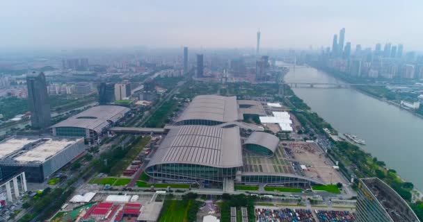 Tentoonstelling gebouw kanton kermis uitzicht, grote tentoonstelling gebouw in de buurt van zhujiang rivier — Stockvideo