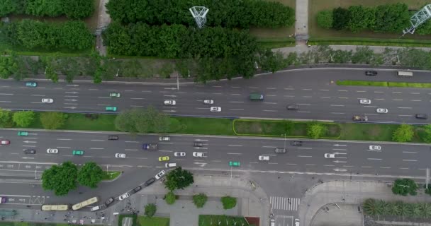 Belle route avec beaucoup de voitures. Vue de dessus de la route avec circulation dense — Video