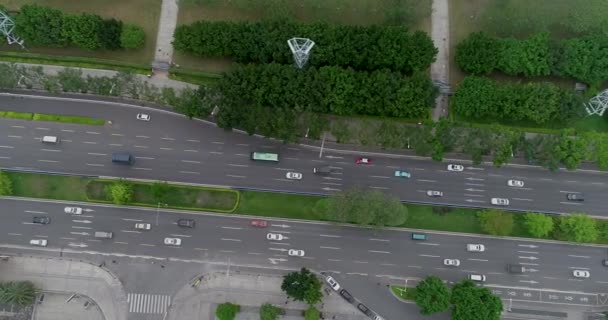 Flyger över en stor motorväg, en trafikerad motorväg med tung trafik — Stockvideo