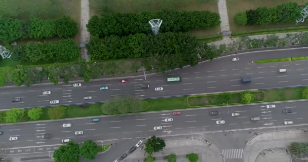 Prachtige weg met veel auto 's. Bovenaanzicht van de weg met zwaar verkeer — Stockvideo