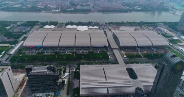 Pazhou Sergi Kompleksi üzerinde uçuş. Uluslararası Canton Fuarı. Çin İthalat ve İhracat Fuarı manzarası, genel plan. Pazhou Sergi Kompleksi.