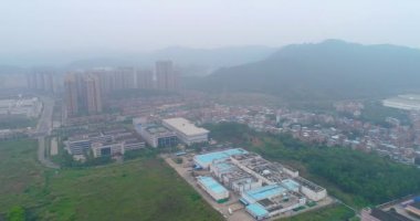 Gunzhou 'nun dışındaki panorama, evler ve fabrikalar hava manzaralı.