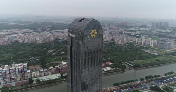 El contraste entre pobres y ricos en China. Nuevo edificio moderno en el fondo de los barrios marginales — Vídeo de stock