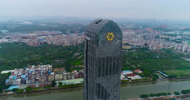 Der Kontrast zwischen armen und reichen Menschen in China. Moderner Neubau vor dem Hintergrund von Slums — Stockvideo