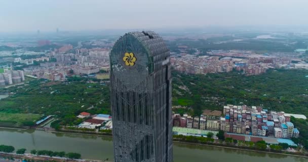 Нова прекрасна будівля на задньому плані старих житлових будинків, китайське місто з повітря. Гуанчжоу, Китай, 2019 рік — стокове відео