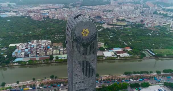 Belo edifício alto na China, o contraste da vida na China, um edifício alto contra o pano de fundo da bela natureza — Vídeo de Stock