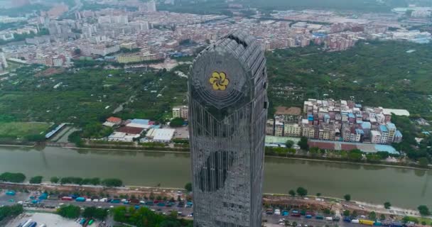 Çin 'in Guangzhou şehrinde uzun ve yalnız bir bina. Güzel bir gökdelenin dış tarafı. — Stok video