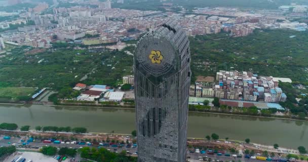 Edificio alto y solitario en la ciudad china de Guangzhou, el exterior de un hermoso edificio de gran altura — Vídeos de Stock