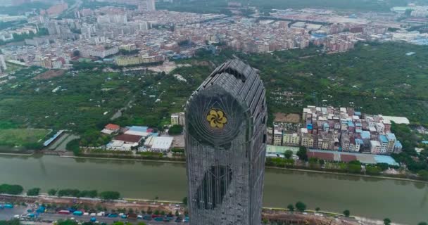 Eenzaam hoog gebouw in de Chinese stad Guangzhou, de buitenkant van een prachtig hoogbouw — Stockvideo