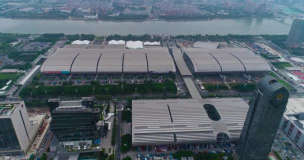 Voo sobre o Complexo de Exposições Pazhou. Exposição internacional Canton Fair. China Import and Export Fair vista do topo, o plano geral. Complexo de Exposição Pazhou . — Vídeo de Stock