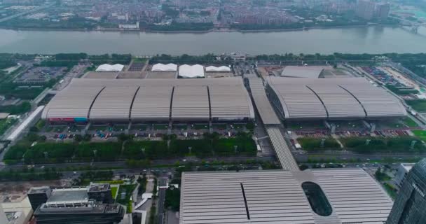 Penerbangan di atas Pazhou Exhibition Complex. Pameran internasional Canton Fair. China Impor dan Ekspor Fair tampilan dari atas, rencana umum. Kompleks Pameran Pazhou. — Stok Video