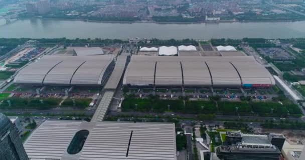 Exposição internacional Canton Fair. Vista aérea. China Import and Export Fair vista do topo, o plano geral. Complexo de Exposições Pazhou. Voo sobre o Complexo de Exposições Pazhou — Vídeo de Stock