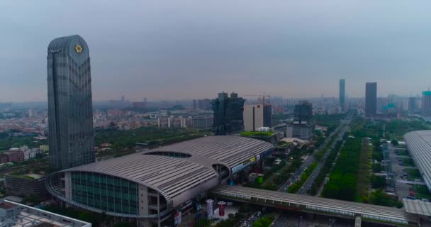 Vlucht over het Pazhou Exhibition Complex. Internationale tentoonstelling Canton Fair. China Import and Export Fair uitzicht vanaf de top, het algemene plan. Tentoonstellingscomplex Pazhou. — Stockvideo