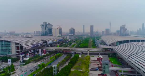 Vuelo sobre el complejo de exposiciones de Pazhou. Exposición internacional Feria de Cantón. China Importación y exportación Vista justa desde la parte superior, el plan general. Complejo de Exposiciones de Pazhou . — Vídeo de stock