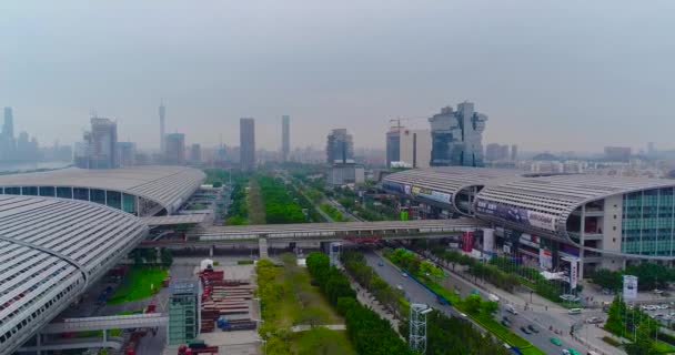 Vuelo sobre el complejo de exposiciones de Pazhou. Exposición internacional Feria de Cantón. China Importación y exportación Vista justa desde la parte superior, el plan general. Complejo de Exposiciones de Pazhou . — Vídeo de stock