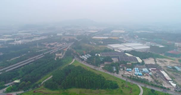 Zona industrial, vista panorámica del distrito industrial. Vista panorámica del distrito chino con varias fábricas — Vídeos de Stock