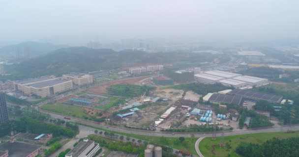 Пролет над индустриальной зоной в Китае. Вид с воздуха на промышленную зону Китая — стоковое видео