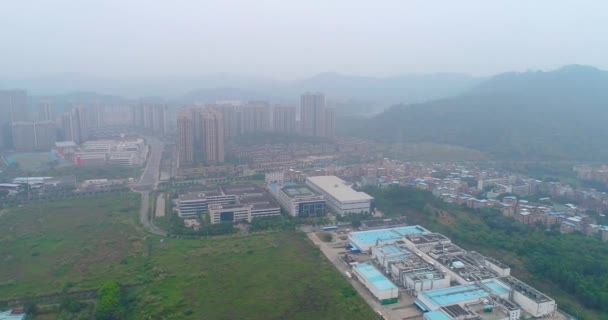 Panorama van de rand van Gunzhou, huizen en fabrieken vanuit de lucht — Stockvideo