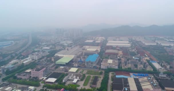 Пролет над индустриальной зоной в Китае. Вид с воздуха на промышленную зону Китая — стоковое видео
