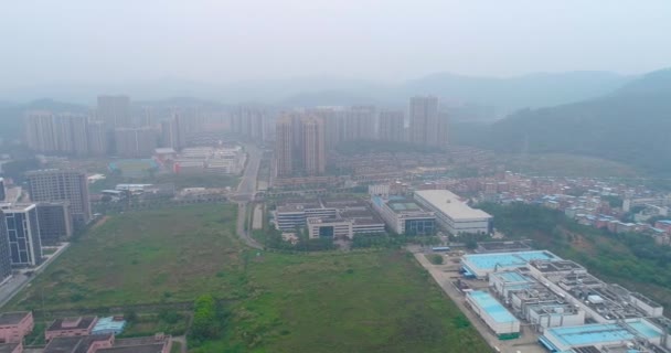Panorama van de rand van Gunzhou, huizen en fabrieken vanuit de lucht — Stockvideo