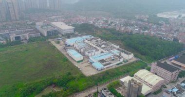 Gunzhou 'nun dışındaki panorama, evler ve fabrikalar hava manzaralı.