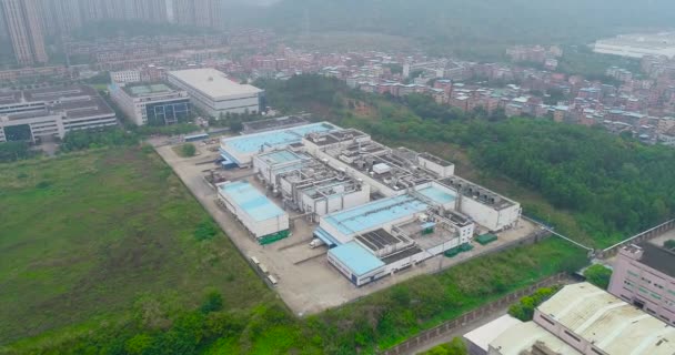 Survol de petites usines chinoises, de montagnes et de zones résidentielles en arrière-plan — Video