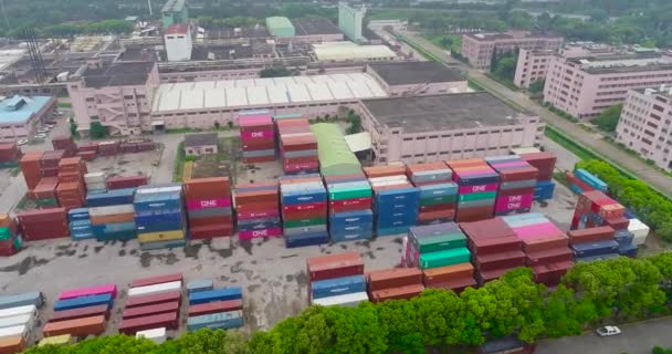 Mnoho kontejnerů ve skladu poblíž velkého podniku. Vícebarevné kontejnery na skladě anténní pohled — Stock video