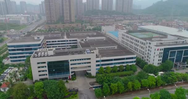Der Bogen spannt sich über das Industriegebiet in China. Chinas Industriegebiet aus der Luft — Stockvideo