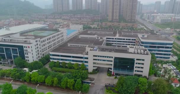 Gran vista aérea de la planta, exterior de una fábrica moderna. Fábrica, zona residencial en el fondo — Vídeo de stock