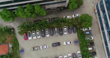 Otoparkın üstündeki uçuş, arabalar, araba parkı manzarası, otoparkta bir sürü araba.