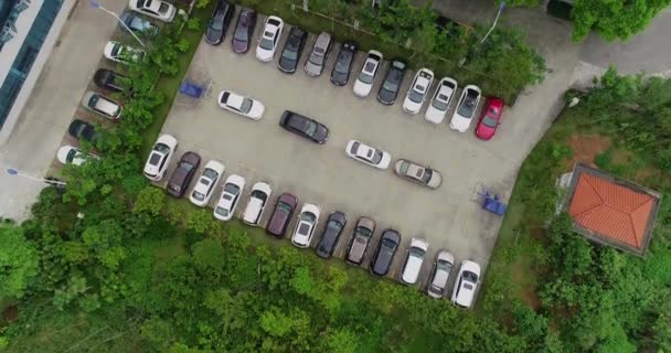 Aparcamiento en la metrópoli, problemas de estacionamiento, vista aérea, vuelo sobre parque ilegal — Vídeo de stock