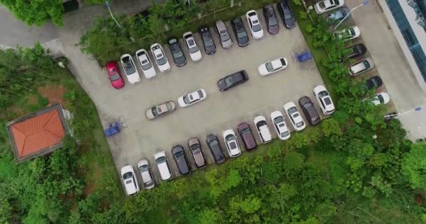 Vlucht boven de parkeerplaats met auto 's, parkeerplaats bovenaanzicht, veel auto' s op de parkeerplaats — Stockvideo