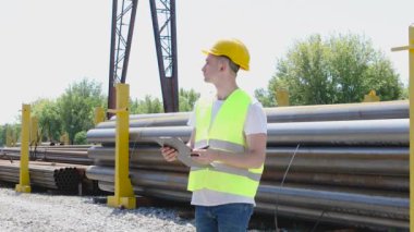 Depo çalışanı metalin envanterini çıkarıyor. Yönetici ürün sayısını sayar