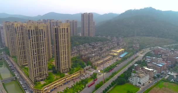 공중에서 바라보는 구아 첸 저우의 아름다운 파노라마같은 전경 이 건물 과 도로 위를 날아다니고 있다. 뒤에 보이는 것은 광저우 강 상공을 비행하는 모습 — 비디오