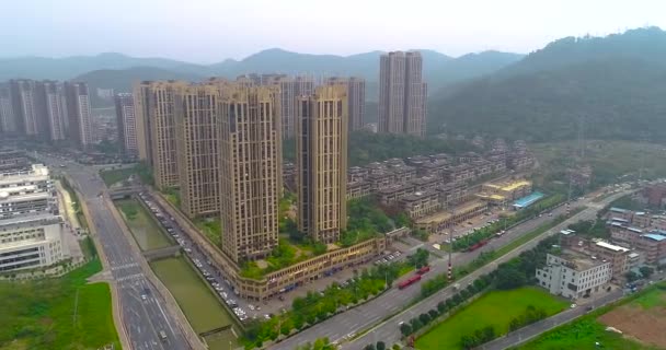 Gyönyörű panorámás kilátás nyílik Guacnzhou a levegőből, repül az épületek és az út felett. Repül a Guangzhou folyó felett a háttérben — Stock videók