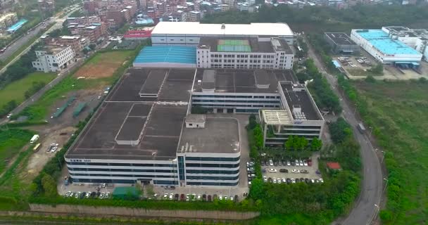 Bela vista panorâmica de guacnzhou do ar, voando sobre edifícios e a estrada. Voando sobre o rio guangzhou no fundo — Vídeo de Stock