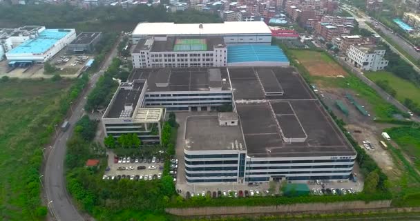 Voando em torno de uma fábrica moderna, exterior de uma fábrica moderna, exterior industrial — Vídeo de Stock