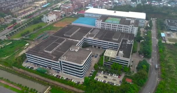 Volando alrededor de una fábrica moderna, exterior de una fábrica moderna, exterior industrial — Vídeos de Stock