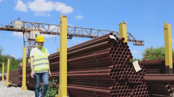 O trabalhador do armazém faz um inventário do metal. O gerente conta o número de produtos — Vídeo de Stock