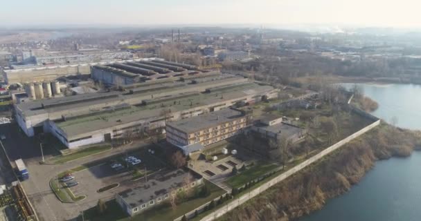 Metaalbewerking fabriek bovenaanzicht. Grote fabriek bovenaanzicht, nabijgelegen metalen magazijn — Stockvideo