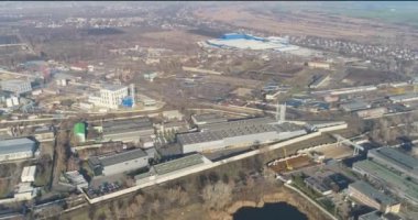 Birçok fabrika yan yana. Büyük sanayi bölgesi